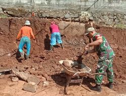 Babinsa Koramil 0810/05 Sawahan Bersama Warga Gelar Kerja Bakti, Wujud Nyata Kemanunggalan TNI dengan Rakyat