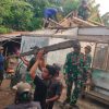 KORAMIL 0810/09 NGRONGGOT BERSAMA WARGA GOTONG ROYONG BANTU PEMBONGKARAN RUMAH WARGA