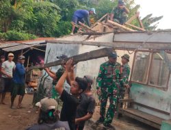 KORAMIL 0810/09 NGRONGGOT BERSAMA WARGA GOTONG ROYONG BANTU PEMBONGKARAN RUMAH WARGA