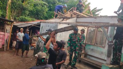 KORAMIL 0810/09 NGRONGGOT BERSAMA WARGA GOTONG ROYONG BANTU PEMBONGKARAN RUMAH WARGA