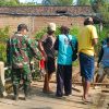 BABINSA KORAMIL 0810/05 SAWAHAN GOTONG ROYONG BERSAMA WARGA BONGKAR JEMBATAN LAMA, DUKUNG PEMBANGUNAN JEMBATAN PERINTIS GARUDA