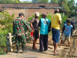 BABINSA KORAMIL 0810/05 SAWAHAN GOTONG ROYONG BERSAMA WARGA BONGKAR JEMBATAN LAMA, DUKUNG PEMBANGUNAN JEMBATAN PERINTIS GARUDA