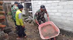 Babinsa Desa Sumengko Bersama Warga Laksanakan Serbuan Teritorial Pengurukan Jalan Lingkungan, Wujud Nyata Kemanunggalan TNI dengan Rakyat