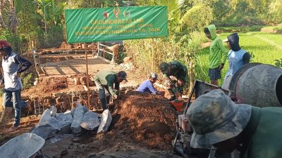 BABINSA KORAMIL 0810/05 SAWAHAN GOTONG ROYONG BANGUN JEMBATAN GARUDA, DUKUNG AKSES DAN KESEJAHTERAAN MASYARAKAT