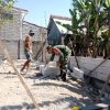 BABINSA KUTOREJO SERTU RIFAI BANTU WARGA RENOVASI RUMAH DI RT 13 DESA KUTOREJO