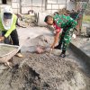 WUJUDKAN KEBERSAMAAN, BABINSA JATIKALEN BANTU PEMBANGUNAN RUMAH WARGA