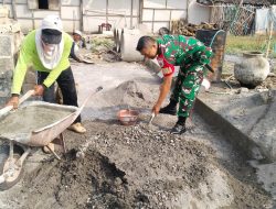 WUJUDKAN KEBERSAMAAN, BABINSA JATIKALEN BANTU PEMBANGUNAN RUMAH WARGA