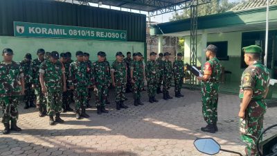 Antisipasi Anggota Bermain Judol, Danramil 0810/15 Rejoso Laksanakan Pengecekan Ponsel Anggota Saat Apel Pagi
