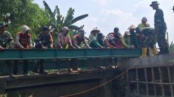 Anggota Koramil 0810/15 Rejoso Gotong Royong Pemasangan Besi IWF Jembatan Merah Putih*
