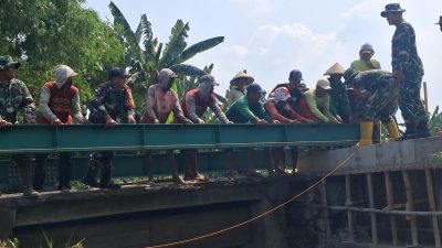 Anggota Koramil 0810/15 Rejoso Gotong Royong Pemasangan Besi IWF Jembatan Merah Putih*