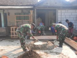 PEDULI KEPADA MASYARAKAT, BABINSA KORAMIL 0810/11 PRAMBON BANTU RENOVASI RUMAH WARGA DI DESA KURUNGREJO