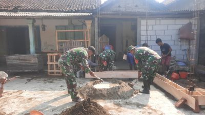 PEDULI KEPADA MASYARAKAT, BABINSA KORAMIL 0810/11 PRAMBON BANTU RENOVASI RUMAH WARGA DI DESA KURUNGREJO