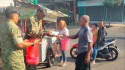 Koramil 0810/15 Rejoso Gelar Jumat Berkah, Bagikan Paket Nasi kepada Pengguna Jalan dan Tukang Becak