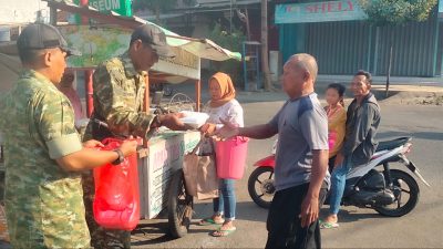 Koramil 0810/15 Rejoso Gelar Jumat Berkah, Bagikan Paket Nasi kepada Pengguna Jalan dan Tukang Becak