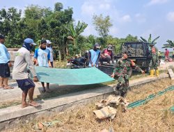 Anggota Koramil 0810/15 Rejoso Laksanakan Kerja Bakti Pembangunan Jembatan Merah Putih