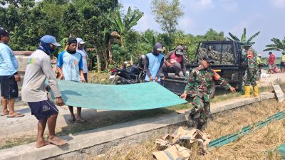 Anggota Koramil 0810/15 Rejoso Laksanakan Kerja Bakti Pembangunan Jembatan Merah Putih