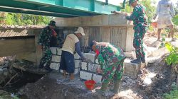 TNI BERSAMA WARGA TERUS KEBUT PEMBANGUNAN JEMBATAN MERAH PUTIH MELALUI KERJA BAKTI