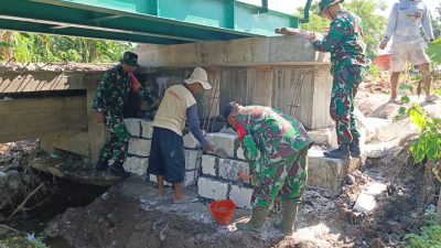 TNI BERSAMA WARGA TERUS KEBUT PEMBANGUNAN JEMBATAN MERAH PUTIH MELALUI KERJA BAKTI