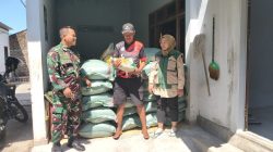 Babinsa Desa Kuncir Dampingi Pembagian Bibit Padi, Dukung Ketahanan Pangan Nasional di Wilayah Binaan