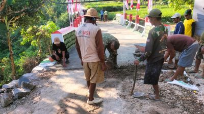 Babinsa Koramil 0810/18 Ngetos Bersama Warga Rampungkan Pembangunan Jembatan Garuda, Wujud Nyata Program Presiden Prabowo untuk Kesejahteraan Rakyat
