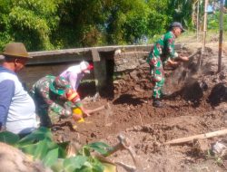 BABINSA KORAMIL 0810/15 REJOSO GOTONG ROYONG BERSAMA WARGA LAKSANAKAN PENGGALIAN PONDASI JEMBATAN MERAH PUTIH, WUJUD KEMANUNGGALAN TNI DENGAN RAKYAT