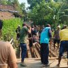 BABINSA  SAWAHAN GOTONG ROYONG BERSAMA WARGA BONGKAR JEMBATAN LAMA, DUKUNG PEMBANGUNAN JEMBATAN GARUDA
