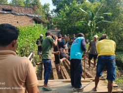 BABINSA  SAWAHAN GOTONG ROYONG BERSAMA WARGA BONGKAR JEMBATAN LAMA, DUKUNG PEMBANGUNAN JEMBATAN GARUDA