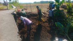 Babinsa Koramil  Rejoso Gotong Royong Gali Pondasi Jembatan Merah Putih, Wujud Nyata Kemanunggalan TNI dan Rakyat