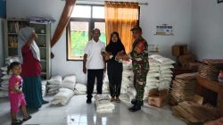 BABINSA KORAMIL 0810/19 JATIKALEN DAMPINGI PENDISTRIBUSIAN BANTUAN BERAS DAN MINYAK GORENG DI DESA GONDANG WETAN