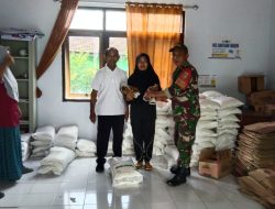 BABINSA KORAMIL 0810/19 JATIKALEN DAMPINGI PENDISTRIBUSIAN BANTUAN BERAS DAN MINYAK GORENG DI DESA GONDANG WETAN