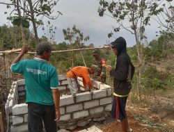 Babinsa Desa Oob Bersama Warga Bangun Bak Penampungan Air Bersih Demi Ketahanan Air Masyarakat