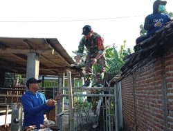BABINSA KORAMIL 0810/10 TANJUNGANOM GOTONG ROYONG BANTU RENOVASI RTLH WARGA BINAAN