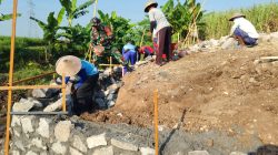 GOTONG ROYONG BABINSA DAN WARGA BANGUN JEMBATAN PERINTIS GARUDA DI DESA NGLUNDO
