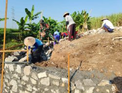 GOTONG ROYONG BABINSA DAN WARGA BANGUN JEMBATAN PERINTIS GARUDA DI DESA NGLUNDO