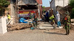 Wujud Kepedulian TNI AD, Koramil 0810/02 Bagor Gelar Karya Bakti Renovasi RTLH di Desa Ngumpul