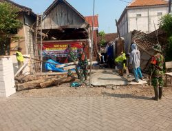 Wujud Kepedulian TNI AD, Koramil 0810/02 Bagor Gelar Karya Bakti Renovasi RTLH di Desa Ngumpul