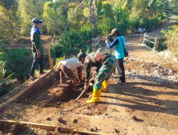 BABINSA KORAMIL 0810/05 SAWAHAN BERSAMA WARGA GOTONG ROYONG BANGUN JEMBATAN GARUDA, WUJUD KEMANUNGGALAN TNI DENGAN RAKYAT