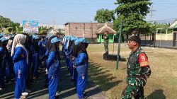 Babinsa Koramil 0810/15 Rejoso Bekali Peserta MPLS dengan Pelatihan PBB dan Wasbang di SMAN 1 Rejoso
