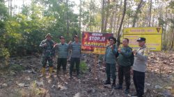 Babinsa Desa Sambikerep Bersinergi dengan BKPH Tamanan Laksanakan Patroli Hutan Sekaligus Pemasangan Banner Stop Karhutla