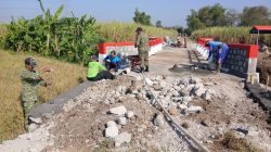 Anggota Koramil 0810/16 Sukomoro Laksanakan Karya Bakti Pembangunan Jembatan Perintis Garuda Bersama Warga