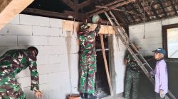 Anggota Koramil 19/Jatikalen Dampingi Pembangunan Rutilahu Milik Bapak Samsuri, Wujud Nyata Kemanunggalan TNI dengan Rakyat
