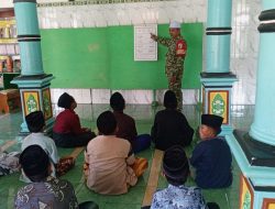 Babinsa Koramil 0810/15 Rejoso Tanamkan Nilai Keagamaan, Mengajar Mengaji Anak-Anak di Wilayah Binaan