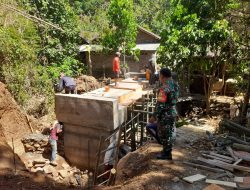 Babinsa Koramil 0810/18 Ngetos Gotong Royong Bersama Warga Bangun Jembatan Garuda Demi Kelancaran Akses Masyarakat