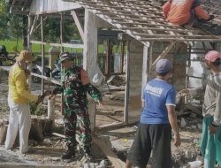 Sinergi TNI dan Warga, Babinsa Desa Girirejo Koramil 0810/02 Bagor membantu masyarakat Rehab Rumah