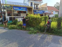 Babinsa Juwono, Serka Suyono Bersama Warga Laksanakan Karya Bhakti Bersihkan Rumput Sepanjang Jalan