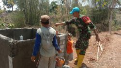 Babinsa Desa Kepel Melaksanakan pembuatan bak air bersih bersama warga binaan.