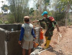 Babinsa Desa Kepel Melaksanakan pembuatan bak air bersih bersama warga binaan.