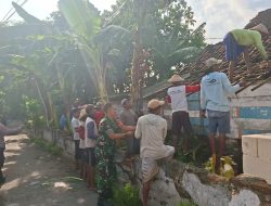 Babinsa Koramil 02/Bagor Bantu Renovasi Rumah Warga, Wujud Kepedulian TNI kepada Masyarakat