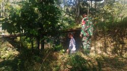 Babinsa Bersama Warga Gotong Royong Bersihkan Lahan Pembangunan Jembatan Perintis Garuda di Desa Bareng