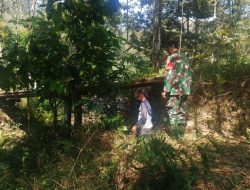Babinsa Bersama Warga Gotong Royong Bersihkan Lahan Pembangunan Jembatan Perintis Garuda di Desa Bareng